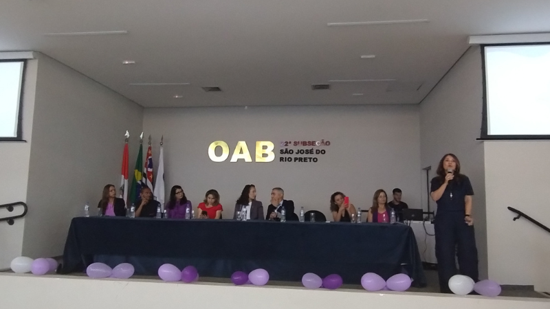 Secretária Maria Cristina de Godoi Augusto fala aos presentes em evento na OAB Rio Preto
