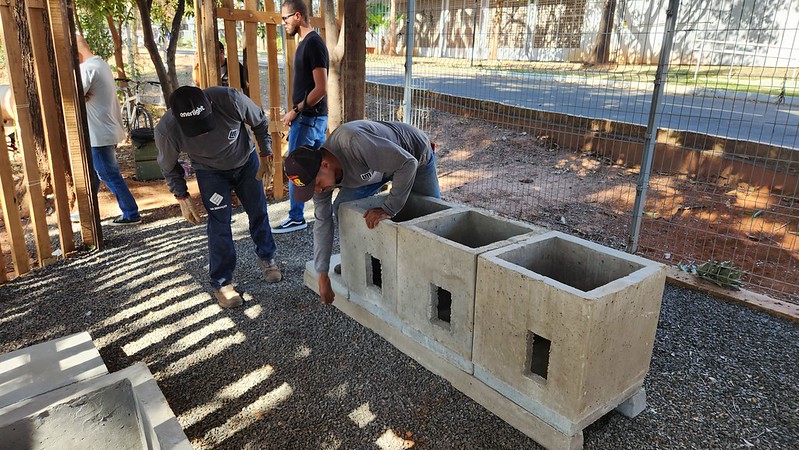 Funcionários montam estruturas de concreto para gatos na Represa