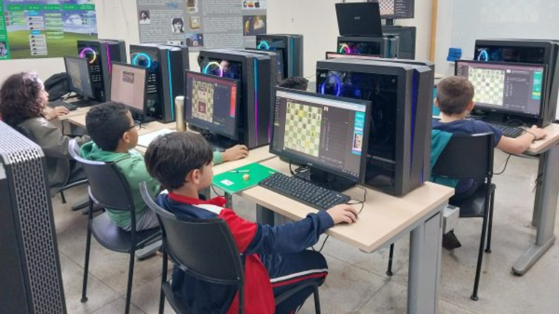 Aula de xadrez no laboratório de informática