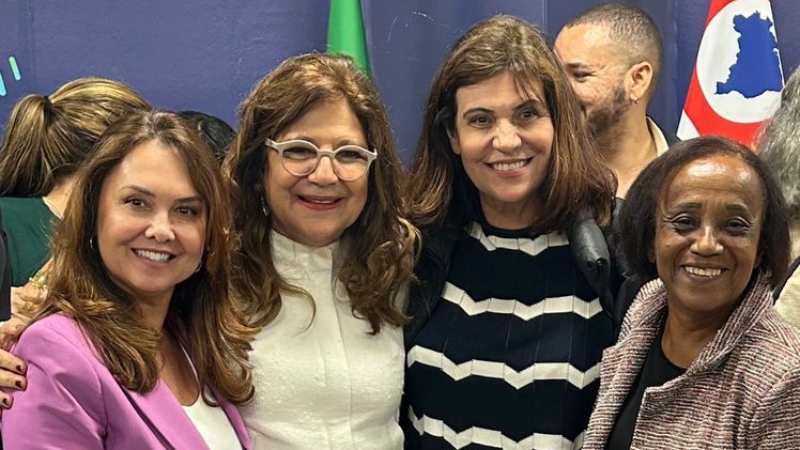 Secretária Maria Cristina de Godoi Augusto com a deputada Beth Sahão e as ex-secretárias Regina Chueire e Eni Fernandes