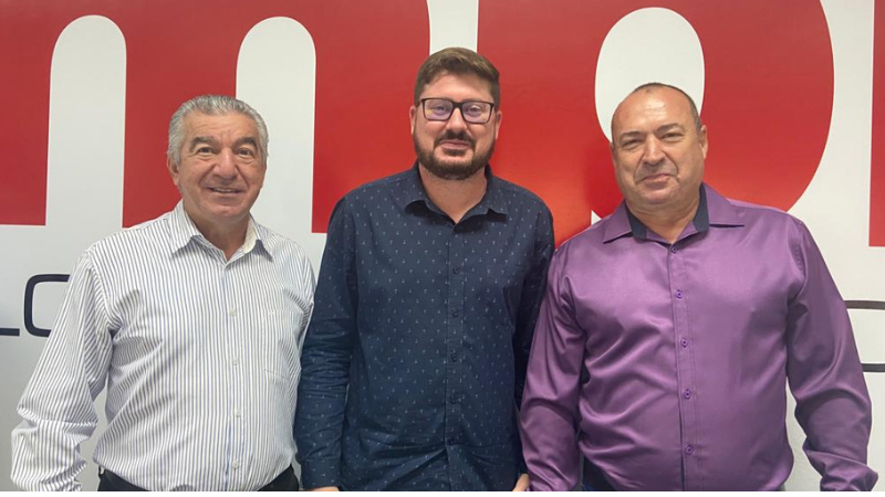 Da esquerda para a direita: prefeito de Américo Brasiliense, Dirceu Pano; o médico coordenador da telemedicina, Marcelo Rubio, e o vereador Roberto Rodrigues Job