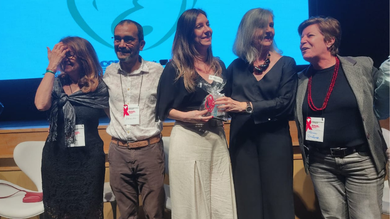 A coordenadora da Vigilância em Saúde de Rio Preto, Andreia Negri, recebe prêmio Luzia Matida