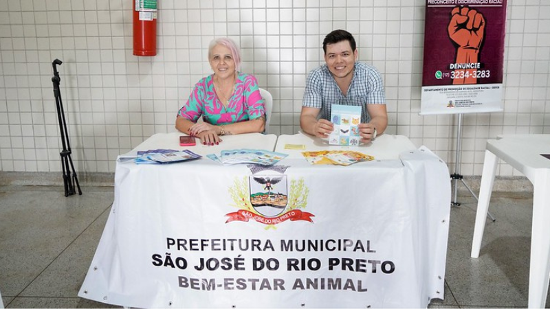 Secretária Cláudia De Giuli e médico veterinário Arthur Rodrigues Silva: orientação